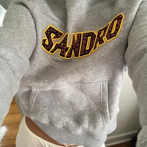 Sandro Paris hoodie - Sandro hoodie storlek S, lite söndrig uppe där banden ska va samt att band ej följer med🌺