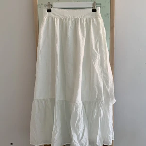 Vit linneliknande kjol - Vit lång kjol med knytning i sidan