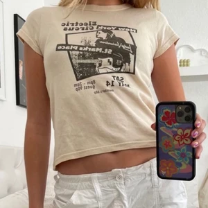 T-shirt - Sååå fin tisha i beige/gul färg. Knappt använd och som ny! Köparen står för frakten 🎸⚡️