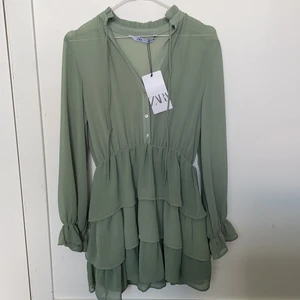 Klänning zara xs - En riktigt fin klänning med en underbar grön färg! DEN ÄR SLUTSÅLD PÅ HEMSIDAN! Jag säljer för att den helt enkelt inte kommer till andvändnibg för mig! Jag har aldrig använt den och den har lappen kvar! Köpte den för 400 men säljer nu för 300 + frakt! 