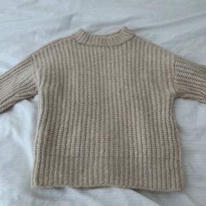 En stickad tröja som är andvänd 1 gång, köpt på HM för 300kr