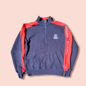 Half zip wildcats - Framsida: Atlanta wildcats. Baksida: Atlanta wildcats. Detaljer: Broderat tryck. 80%bomull 20%polyester. Half zip up.  ↔️ Bredd: 54cm.   ↕️ Längd: 64 cm.   ↘️ Ärm: 60 cm.   🔄Storlek: S.   🔃Passform: Är oversize som model. Personer mellan S och M sitter den b