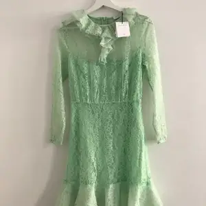 Mintgrön spetsklänning från Sandro, modell ”Haiti”, helt oanvänd med alla lappar kvar. Nypris 4000 kr. Fransk storlek 38, motsvarar storlek 36/S.   Kan sänka priset om du köper fler grejer från mig :) Säljer mycket designerkläder och accessoarer.