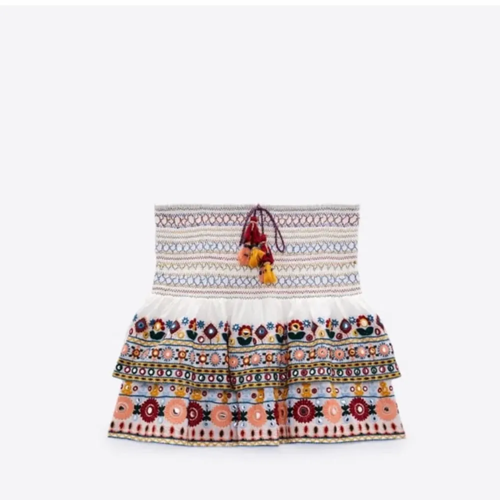 Säljer den är sjukt trendiga kjolen ifrån zara då jag inte använt den tillräckligt. Köpt för ca 2 veckor sedan och använd fåtal gånger. Kan mötas och frakt direktpris=400💗. Kjolar.
