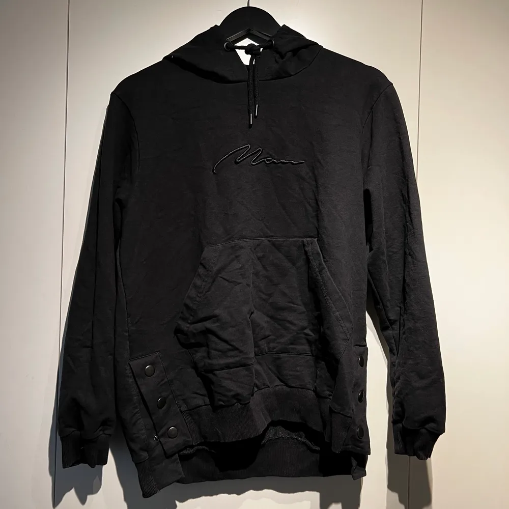 Vanlig basic svart hoodie med sidoknapparna  Cond 9/10. Hoodies.
