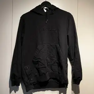 Vanlig basic svart hoodie med sidoknapparna  Cond 9/10
