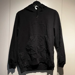 Svart basic hoodie  - Vanlig basic svart hoodie med sidoknapparna  Cond 9/10