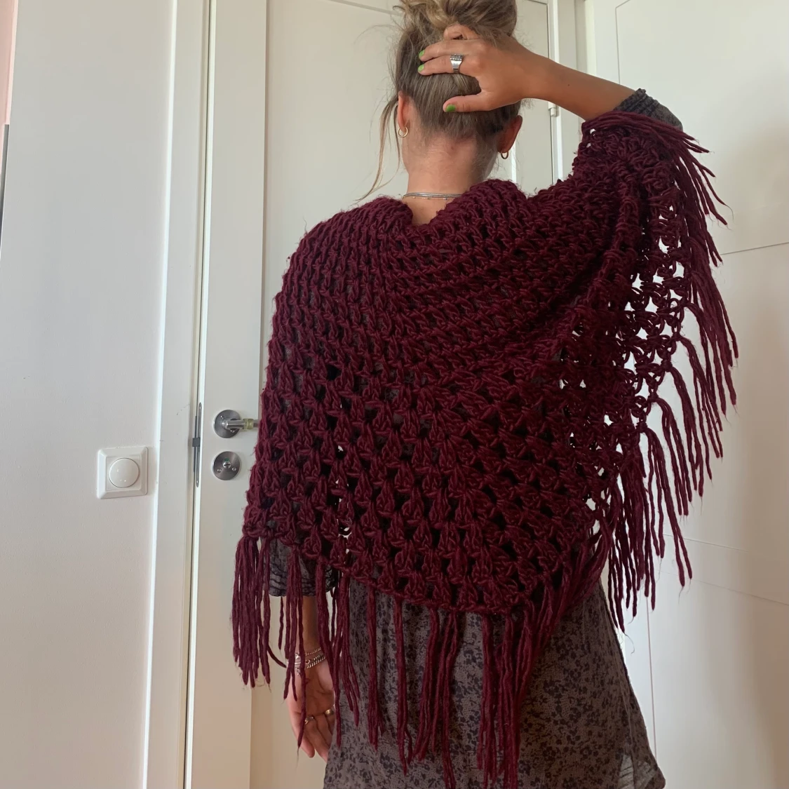 Vinröd stickad poncho  - 90