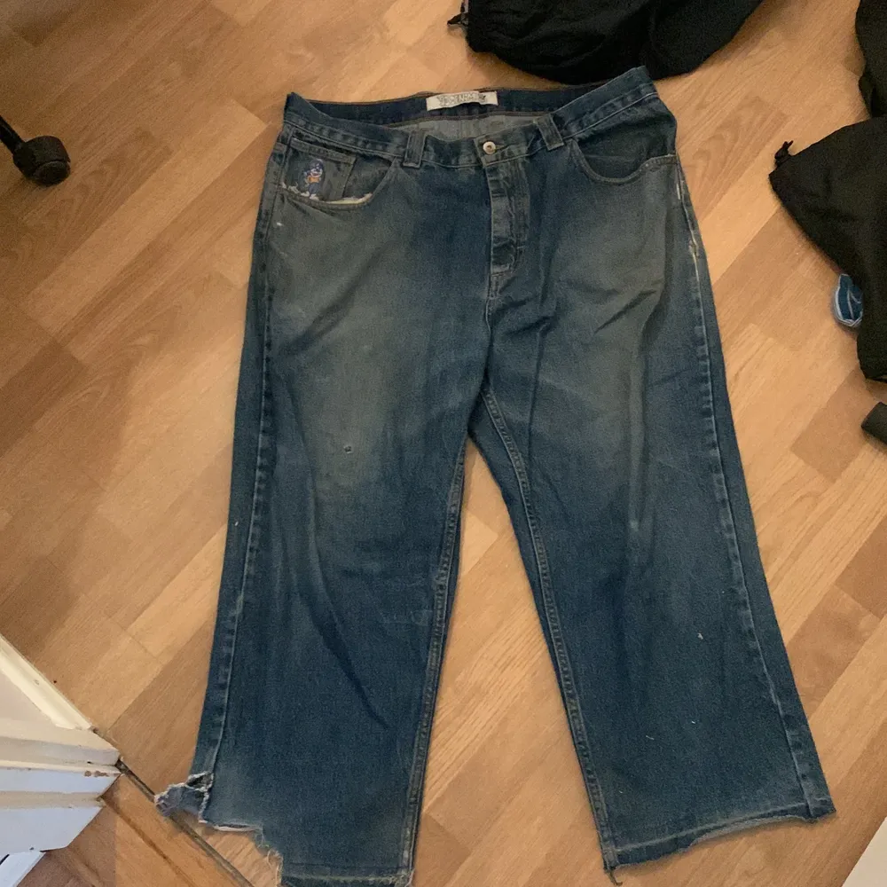 Storlek 36 x 32. Använd ett flertal gånger. Byxan ger en baggy fit. Pris kan diskuteras. Jeans & Byxor.