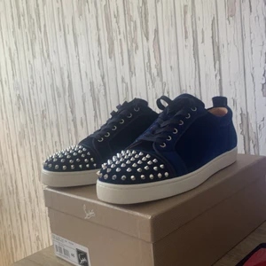 Christian louboutin - Har ett par jätte fina Christian Louboutin i marin blå säljer dom för det här priset pga att jag inte har något kvitto men har box snören nitar o o alla påsar tveka inte på o höra av er 