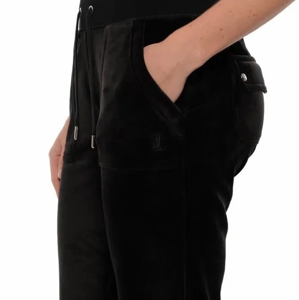 Supersnygga svarta velour mjukisbyxor från Juicy Couture. Använda endast 2 gånger. Skick som helt nya💓 nypris 1000. Storlek xs men passar xs-m, väldigt stretchiga. Passar mig bra och är 170. Jeans & Byxor.