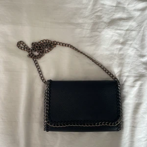 Kedjeväska - Fin kedjeväska som inte längre kommer till användning, skriv för fler bilder osv!! Flera som var intresserade så budgivning startad. 
