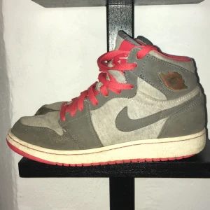 Säljer mina jordan 1 mid  - Säljer mina jordan 1 mid mötas Halmstad tvättar innan jag säljer dom är en gammal model så har inte boxen storlek 37.5❤️❤️❤️
