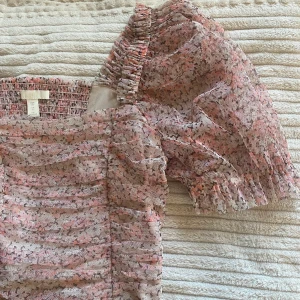 Topp från HM - Fin topp från HM använd ett fåtal gånger, fint skick! Storlek 36.