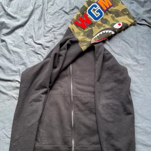 Bape Shark Full Zip Hoodie - Tja, säljer min bape hoodie. Storleken är 2XL MEN jag som har storlek M-L passar den mig. Kom pm så kan jag visa hur den ser ut på mig. 