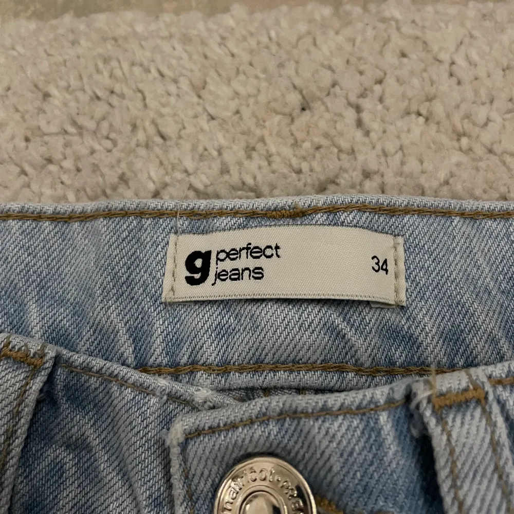 detta är vida blåa ginatricot jeans i storlek 34! Dem är lite för långa för mig som är 1,55 därför har jag alltid vikt upp de och då har de kommit små sträck ner till om ni kollar noggrant.. Jeans & Byxor.