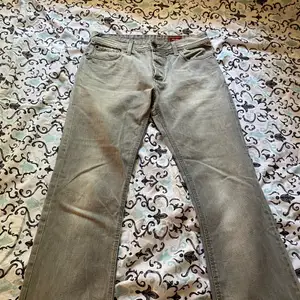 Jeans från Jack & Jones. Lite low rised. Köpte för ca 15 år sen om inte mer men knappt använda och i väldigt bra skick. Köpare står för frakt. 