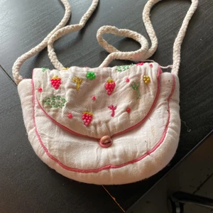 Zara - Liten barnväska(min lillasysters). Bra skick bara lite gammal men den är fin. 