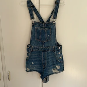 Jeans Hängselbyxor/short - Säljer dessa hängselbyxor/shorts, de är sparsamt använnda. Säljer då de inte kommer till använning. De är i storlek 38 men skulle säga att de även passar 36. Färgen är mest rättvis på första bilden! Frakt tillkommer! 😊