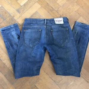 Lågmidjade levis - Lågmidjade levis 519 slim. Jag är 175 så längden funkar om du är upp till 175cm ungefär. Jag är en M, ofta runt 40 i byxor.