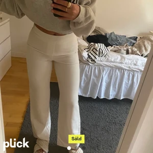 Bikbok - Första bilden lånad. 2 vida kostymbyxor från bikok. De vita är endast 2 gånger använda. Kommer inte till användning pågrund av dom är för korta för mig.  Passar till folk som har lite större S och M med.  140 för en, 250 för både. Köpte för runt 400.