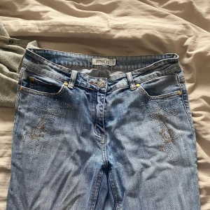 Lågmidjade jeans med rhinestones - Lågmidjade jeans från m&Co med rhinestones. Bra skick👍 midjemått 37 cm (mätte tvärs över midjan) . Jag är 165 och dom är lite för långa. Skriv privat för fler bilder Elr frågor! 