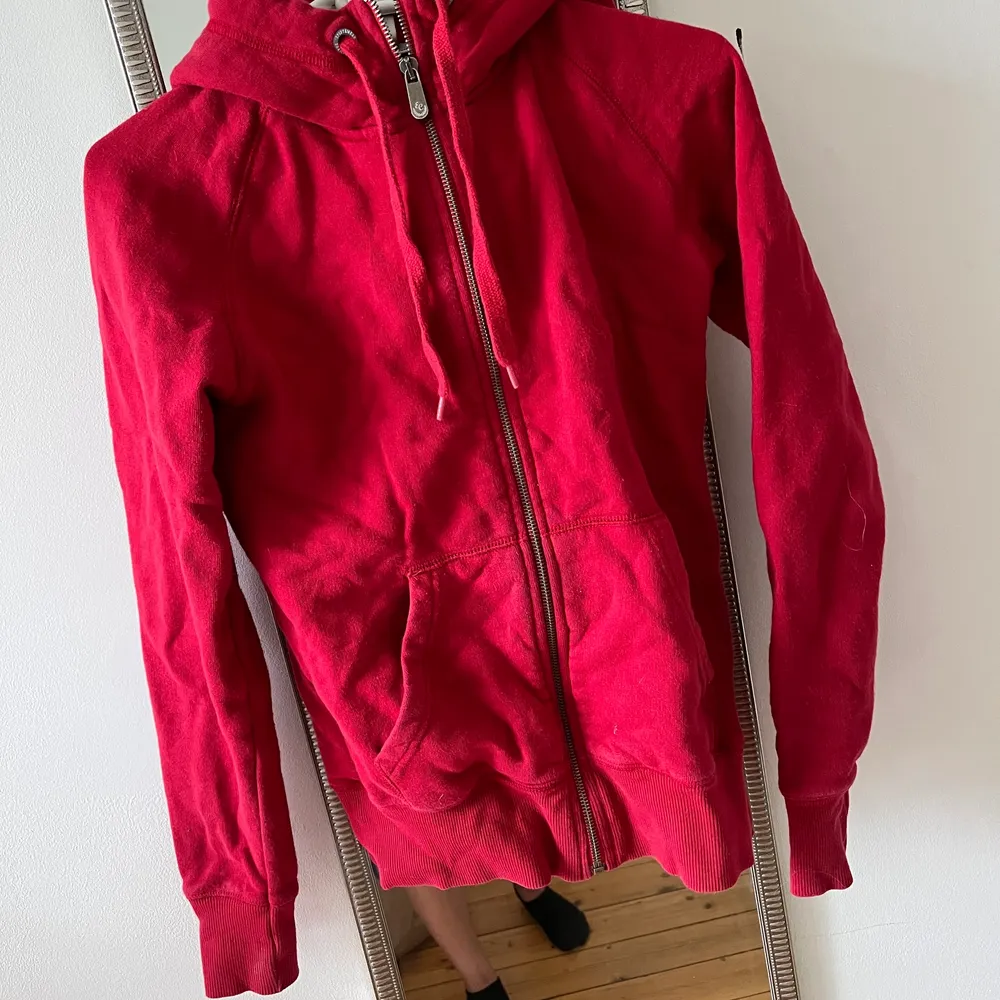 Jätte fin röd hoodie som är super skön att ha på sig, den hsr tyvärr blivit för liten för mig o säljer så vidare den:). Tröjor & Koftor.