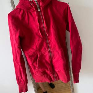 Jätte fin röd hoodie som är super skön att ha på sig, den hsr tyvärr blivit för liten för mig o säljer så vidare den:)