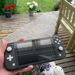Nintendo Switch Lite  - Använt sparsamt i ett halvår, sedan bara legat undanstoppat. Köpt 2020. Laddare följer med. 