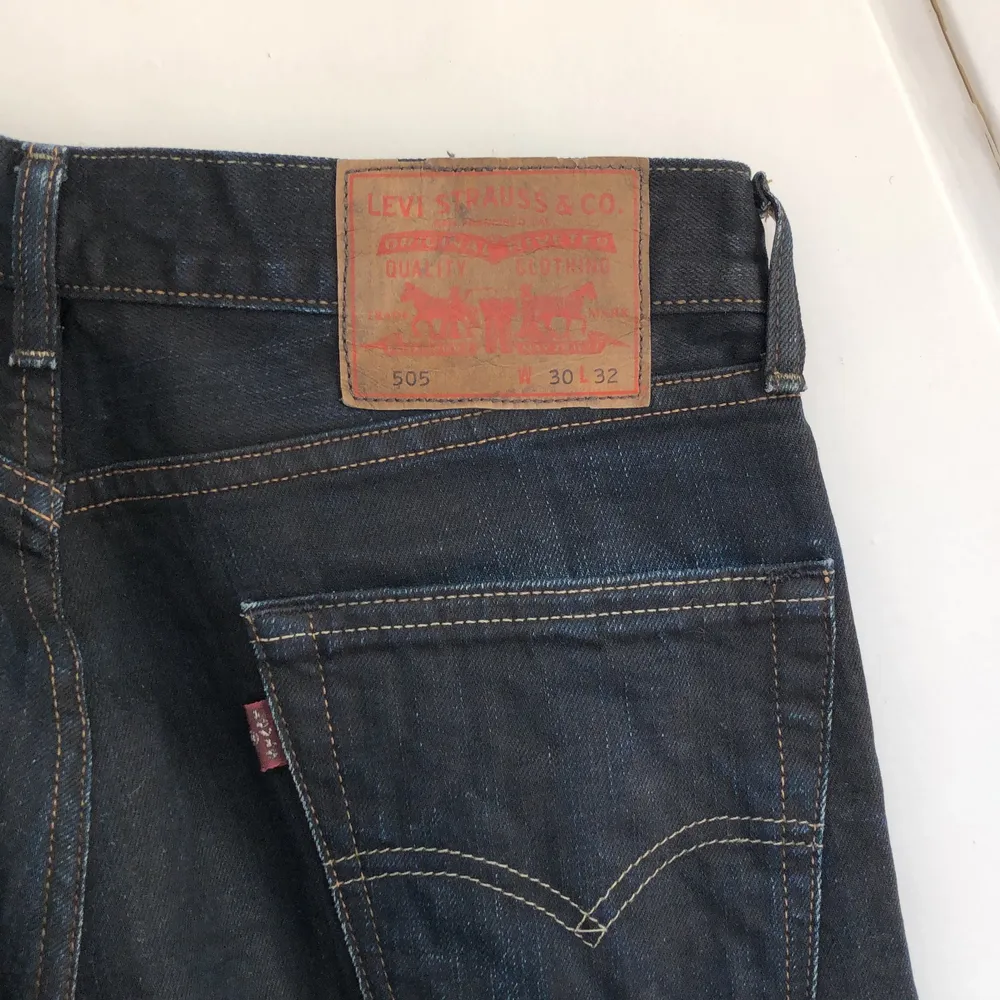 Skitsnygga raka mörkblå Levi’s jeans! Storlek 30/32 och de är i fint skick. Priset ligger på 300kr +frakt som betalas av köparen🥰  Tveka inte på att höra av dig om du har några frågor!. Jeans & Byxor.