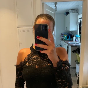 Snygg spets topp - Säljer en jättesnygg spetstopp då den blivit för liten för mig. Har endast använt den 2 gånger så den är som ny. Storlek S men skulle säga att den är mer som xs💕 Pris- 89 kr 