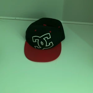 En keps  - Som passar bra när de e sol ute slipper få solen i ögonen 