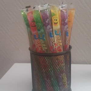 Jelly sticks  - Kostar 2kr för 1 och 3 för 5kr.Finns i smakerna äpple,grape,jordgubb och pineapple.Kan skicka med frimärke även.
