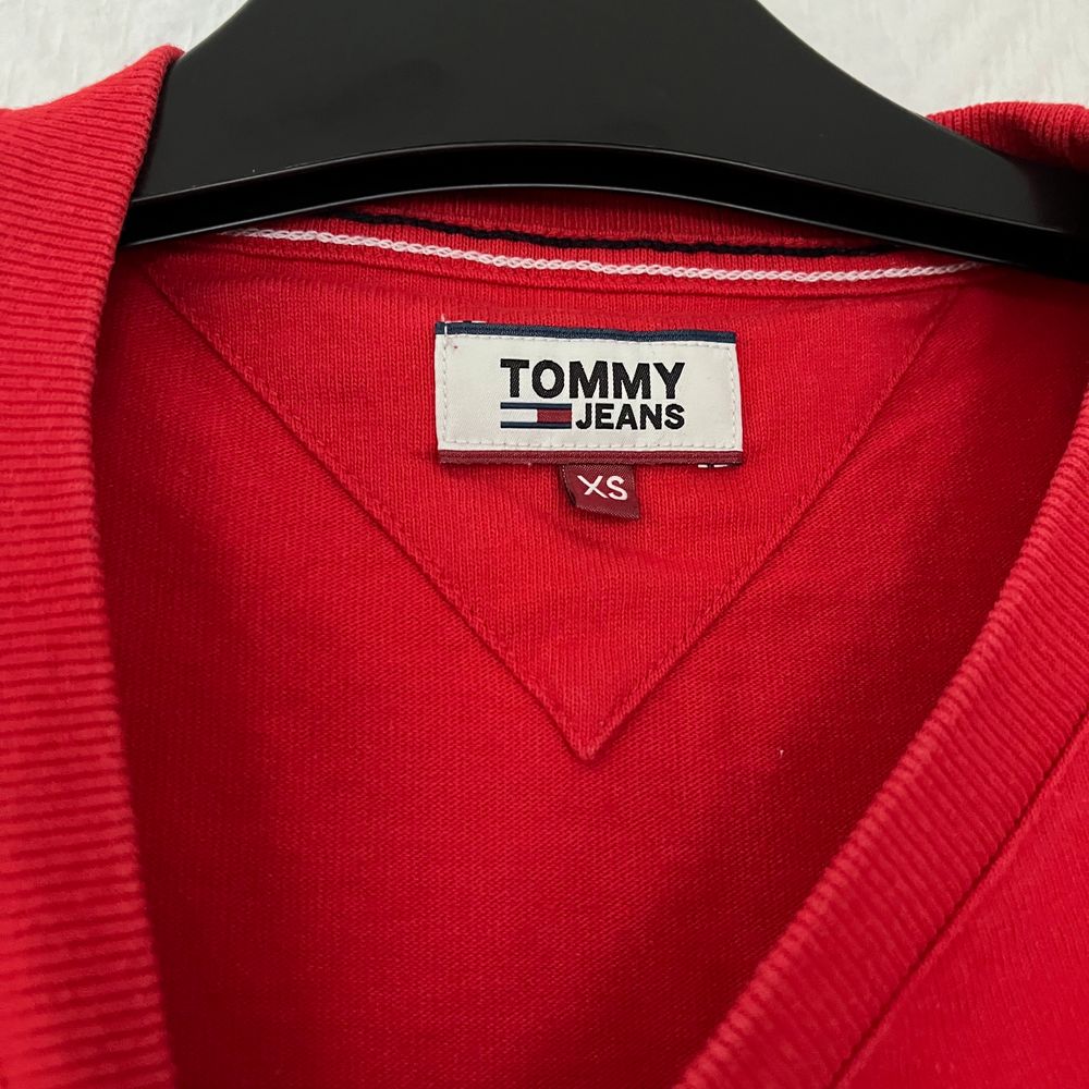 Säljer min fina lite oversizeed tshirt från Tommy Hilfiger i storlek XS. Passar upp till M skulle jag säga. Mycket fin kvalite, som ny 🥰. T-shirts.