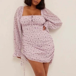 Na-kd klänning  - Klänning från NA-KD med blommönster och dragsko. Slutsåld på hemsidan. Väldigt lik Adoore’s klänningar 🦋 Säljer pga köpte två storlekar och den andra passade mig bättre. 🫶🏼  Storlek 38/M Endast testad!  Nypris 600kr, priset kan diskuteras vid snabb affär!