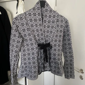 Kofta svartvit - Mönstrad kofta i svart vitt, strl XS, nyskick