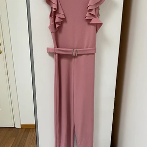 Jumpsuit  - En jättefin jumpsuit i nyskick från River Island. Passar jättebra till festliknande event:) 