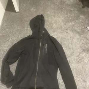 Svart sailracing - Säljer min fina svarta sailracing hoodie 