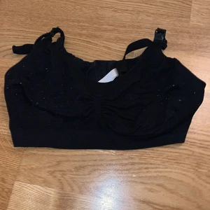 En svart topp - Den är i fint skick och är väldigt bra och är L i storlek frakten är gratis👍Snälla buda 🥺 💖den är nästan helt oanvänd