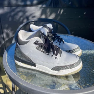 Jordan 3 wolf grey - Jordan 3 wolf grey 🐺 Storlek 37,5  Skick 9/10  Pris 899kr exklusive frakt 🚚  Ingen låda. Kontakta privat vid frågor eller bilder/ köp ⚜️