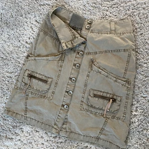 Cargo kjol st 34  - Jättefin nyinköpt cargo kjol i storlek 34. Säljer den då den är för liten, hade så velat ha den annars 😔 Ena knappen på baksidan är borta, dock inget man tänker på! 