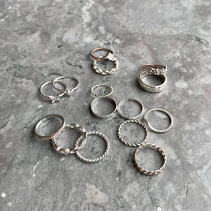 Ringar - Säljer nu superfina ringar för ett väldigt bra pris! Många är dessutom helt nya och oanvända💗 De kostar mellan 10-40kr styck så skriv till mig om du är intresserad av någon speciell, eller köp alla dirket för 100kr