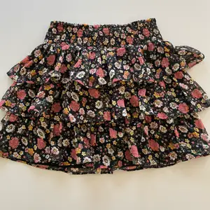 Nu säljs denna blommiga sommar kjol som är från Lindex i nästa nyskick ! Köpt för 99kr säljs nu för 40kr+frakt(25kr)💖☀️💘står att frakten kostar 29❌