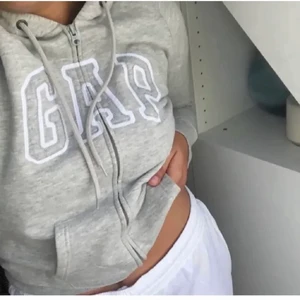 Gap hoodie  - zip hoodie från gap, aldrig använd så den är som ny. Passar skitfint till linnebyxor. Köpte den från zalando för ett tag sen❤️ skriv privat för fler bilder<3