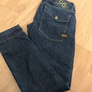Säljer ett par Gstar jeans i fint skick och storleken är 30/32