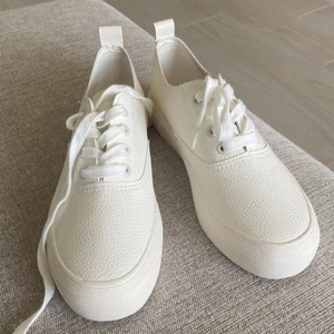 Asos skor vita sneakers - Säljer ett par endast testade sneaker skor från Asos. Aldrig använda bara testade. Står bara och dammar o garderoben så bätrre någon får användning för dem! Storlek 37/4 men de som har 37 bör också kunna ha dem! Skicka vid intresse. Nypris 550, mitt pris 250! Köparen står för frakten 