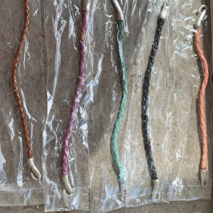 Armband - Hej! Säljer armband i olika färger och storlekar. Bruna och svara för 35kr och resten för 25kr. Skriv för mer info