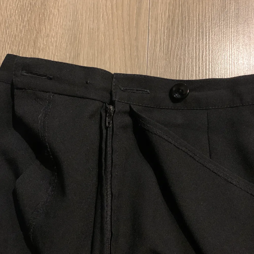 Kjol med slits från lorsay design of the time. Den har shorts under och knappen precis ovanför dragkedjan saknas, men den andra finns kvar, se bild 3, inget som jag upplever påverkar eller något man märker:). Kjolar.