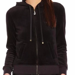 Juicy Couture kofta, hoodie  - Säljer denna populära koftan från Juicy Couture. Kristaller på J kedjan. Deadstock. Inget motiv på ryggen. Storlek XS. Endast använd fåtal gånger. Utmärkt skick!🌟