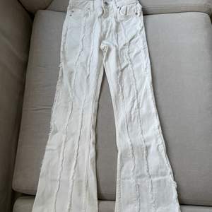 Vita ascoola jeans med ”fluffiga sömmar/linjer” längst med benen. Jeansen är high Waits och har 5 fickor och är stretchiga i materialet.  Aldrig använda och i nyskick med prislapp kvar